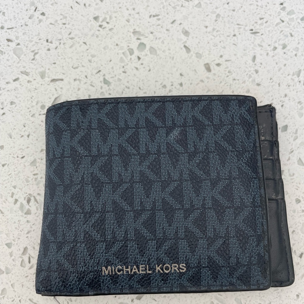 Men’s Michael Kors wallet. See picture for imprecations. Sola as is.